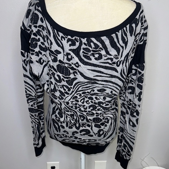 Fox Black and Gray Patterned Sweater - Picture 5 of 5